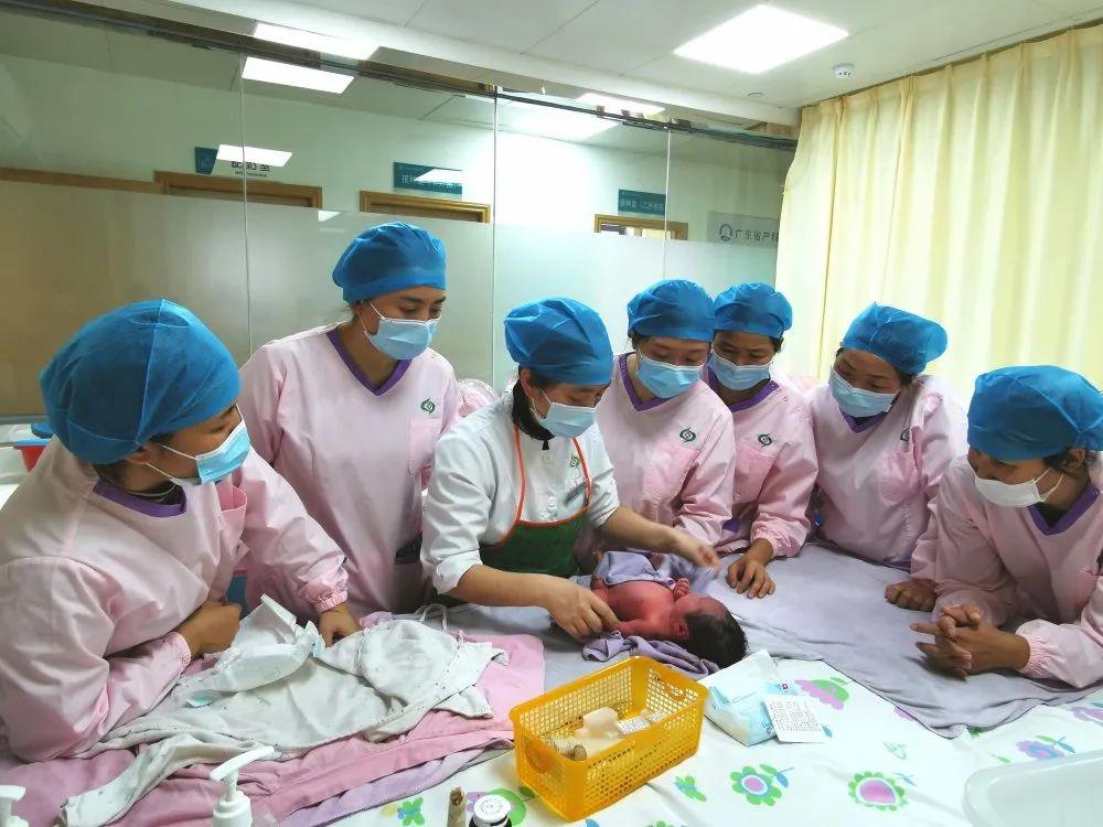 仁布县妇婴监护型护送